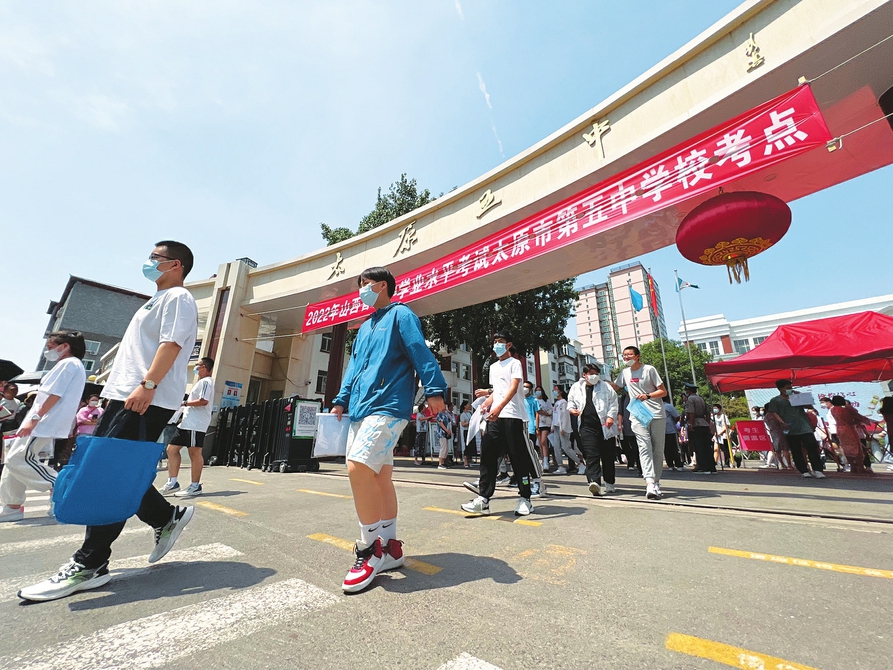 六月二十日，中考太原五中考點，完成首門考試的考生滿懷信心走出考場。記者李兆民攝