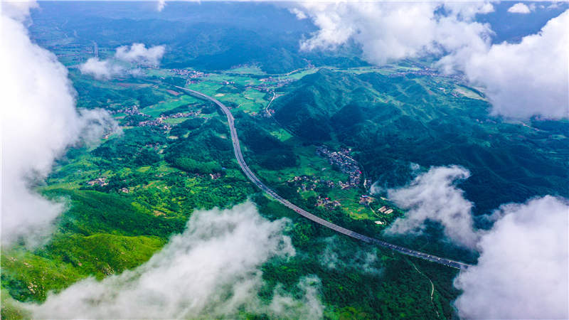 湖南省常寧市廟前鎮(zhèn)泉井村，云霧繚繞，青山蒼翠，公路蜿蜒，秀美如畫。周秀魚春攝