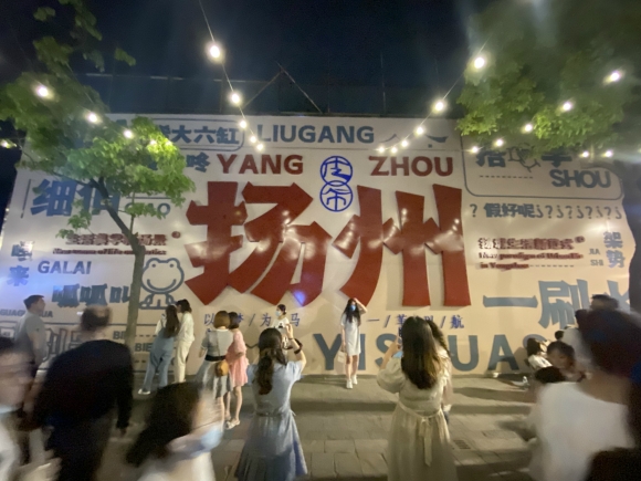 古運(yùn)河畔的皮市街充滿市井氣息。 人民網(wǎng) 張玉峰攝