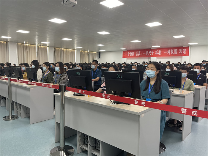閱卷現(xiàn)場。公雪 攝