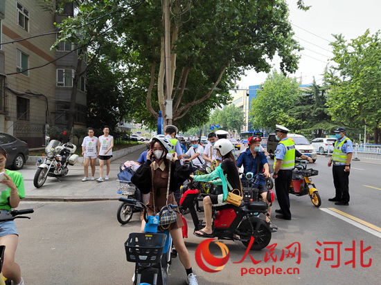 石家莊交警在查處非機(jī)動車違章。人民網(wǎng)祝龍超攝