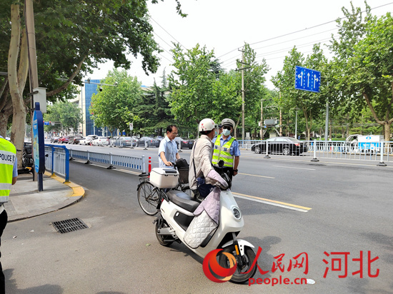 石家莊交警在查處非機(jī)動車違章。人民網(wǎng)祝龍超攝