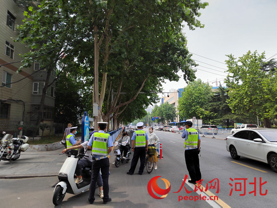 石家莊交警在查處非機(jī)動車違章。人民網(wǎng)祝龍超攝