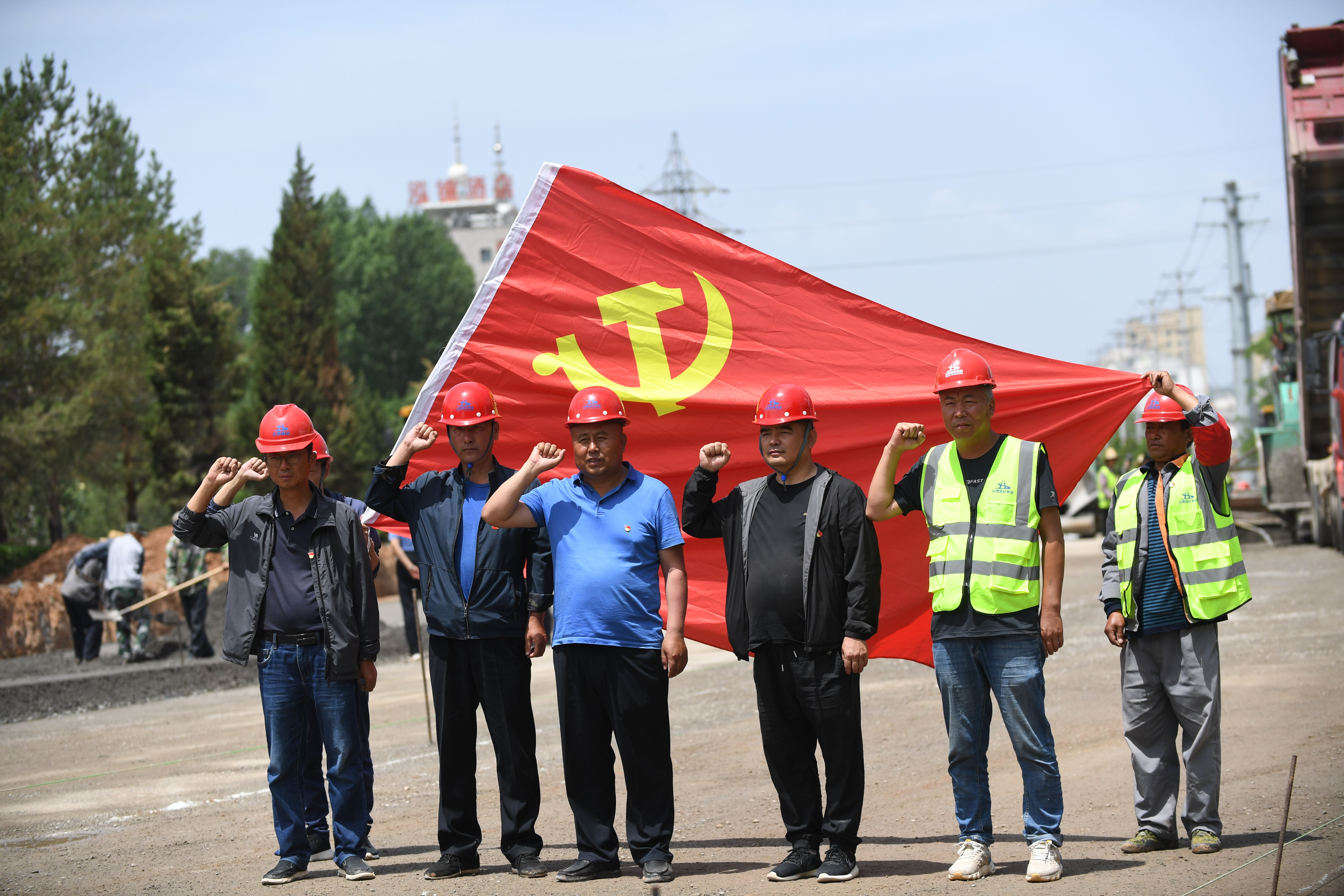路橋工人在黨旗下宣誓。圖片由路橋公司提供