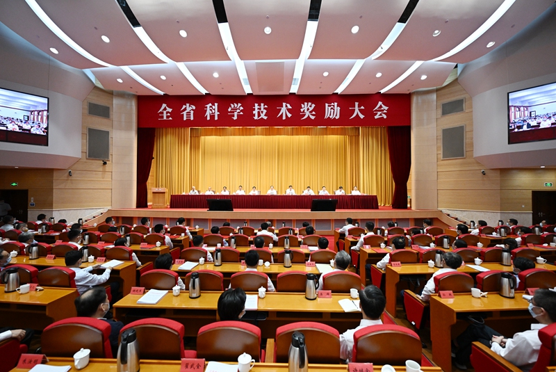 圖為江蘇省科學技術獎勵大會現(xiàn)場。吳勝攝