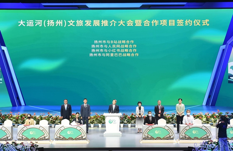 揚州市副市長劉流與人民網(wǎng)股份有限公司江蘇分公司總經(jīng)理汪崢嶸作為代表分別簽署了戰(zhàn)略合作協(xié)議。文斌攝
