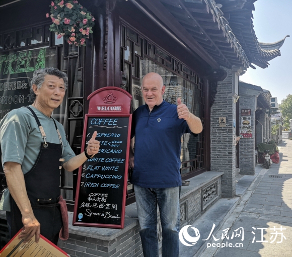 愛(ài)逛古巷的巴西人和揚(yáng)州朋友在仁豐里開(kāi)了一家西餐廳。 人民網(wǎng) 張玉峰攝