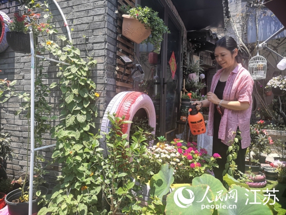 原在上海工作的袁荔退休后重回?fù)P州古城生活。 人民網(wǎng) 張玉峰攝