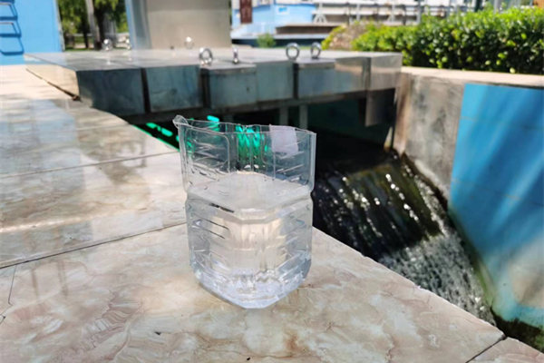 在邯鄲市雞澤縣藍(lán)天污水處理廠，污水經(jīng)過處理后清澈透明。鄭佳欣攝