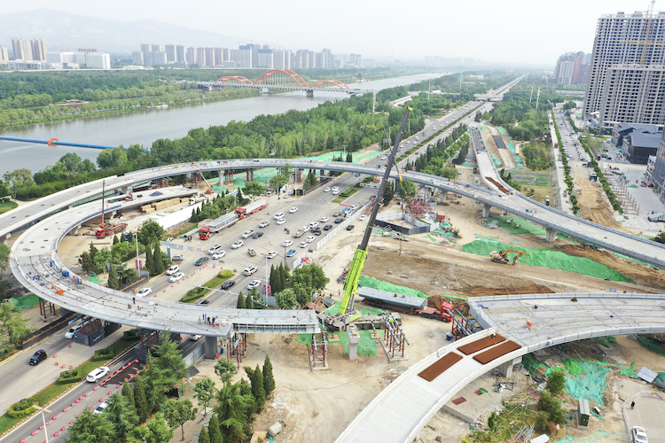 市區(qū)五一路快速通道工程西段順利合龍。