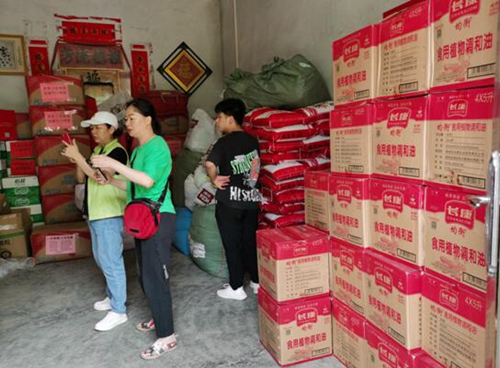 湖南省永州市江華瑤族自治縣越野e族江華中隊17輛越野車，滿載著永州市星望混凝土有限公司捐贈的7萬元物資送達(dá)江華瑤族自治縣蔚竹口鄉(xiāng)磨刀村。受訪單位供圖