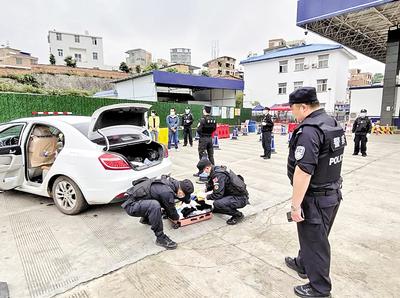 圖為民警對重點(diǎn)車輛是否攜帶毒品進(jìn)行檢查。省禁毒委供圖
