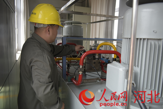 黃壁莊水庫事務中心工作人員在檢查溢洪道表口工作閘門啟臂機。人民網(wǎng)祝龍超攝