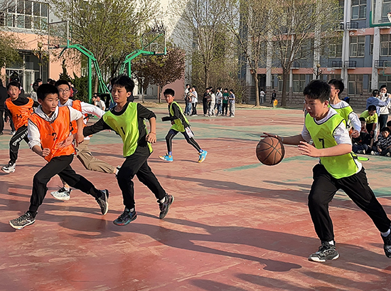河北省威縣第四小學學生進行籃球比賽。 趙國華攝