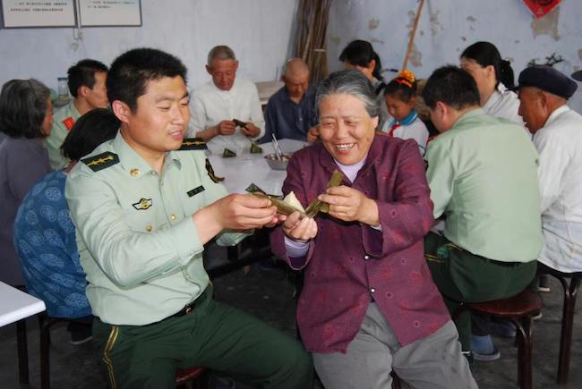 趙德恒與孤寡老人共度端午佳節(jié) 。 濱州市公安局海岸警察支隊岔尖派出所供圖