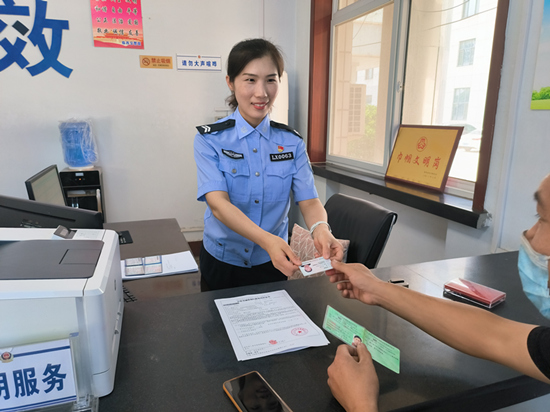 張靜正在為群眾辦理業(yè)務(wù)。 趙凱攝
