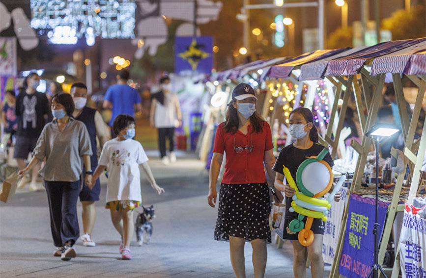 青年無(wú)限宇宙潮動(dòng)市集匯聚眾多文創(chuàng)產(chǎn)品，豐富市民夜生活。王英浩攝