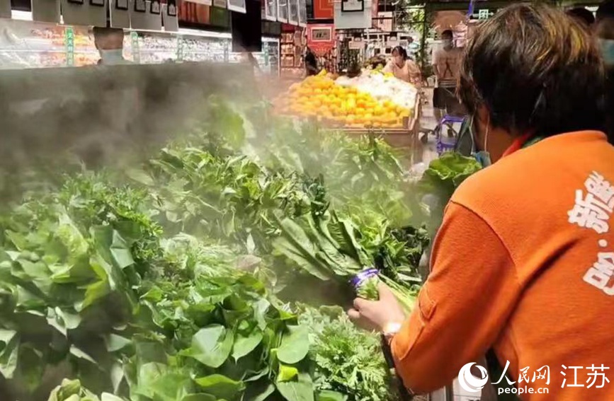 在大潤(rùn)發(fā)長(zhǎng)江北路店里，果蔬、肉蛋等生活必需品種類齊全，供應(yīng)充足，市民正有序選購(gòu)。無(wú)錫市委網(wǎng)信辦供圖
