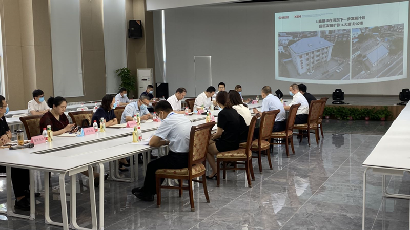 河?xùn)|區(qū)委書記范少軍一行深入老電建公司辦公園區(qū)就盤活園區(qū)工作進(jìn)行部署研究。河?xùn)|區(qū)供圖