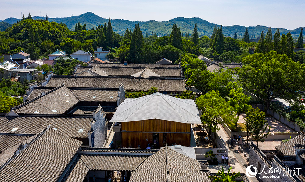 7月23日，空中俯瞰位于寧波市江北區(qū)慈城鎮(zhèn)的抱珠樓。人民網(wǎng) 章勇濤攝