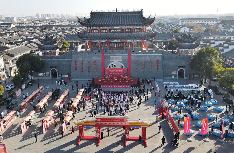 城門掛春聯(lián)，金湖沖刺“開門紅”。陳義寶攝