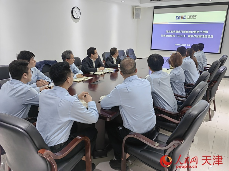 近日，中能建路橋工程有限公司領(lǐng)導(dǎo)班子成員與員工開(kāi)會(huì)討論，如何根據(jù)今年的項(xiàng)目招聘合適的優(yōu)秀人才。  人民網(wǎng) 孫翼飛攝