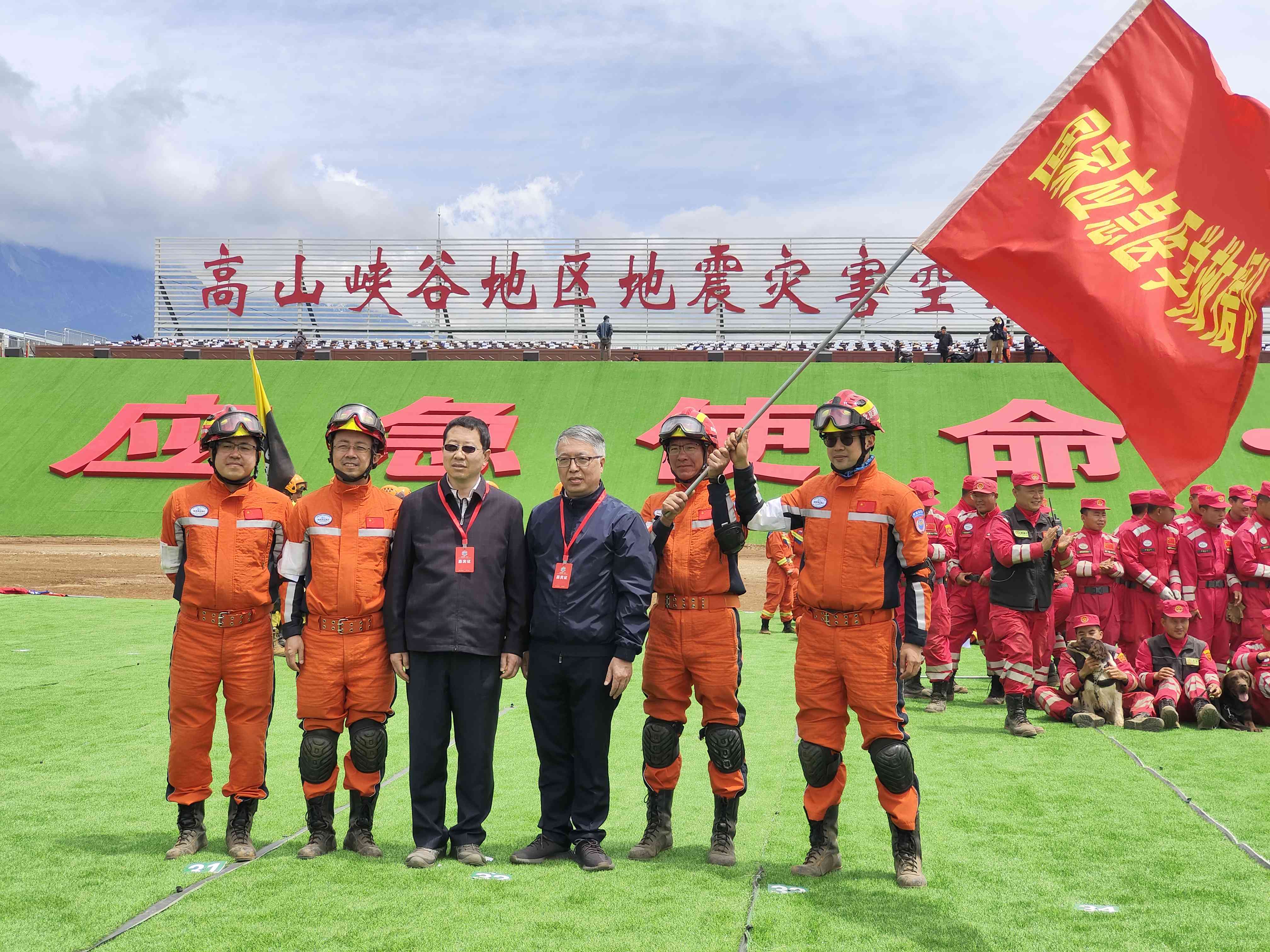 呂國(guó)忠以總領(lǐng)隊(duì)身份，帶領(lǐng)國(guó)家應(yīng)急醫(yī)學(xué)救援隊(duì)演練。受訪者供圖