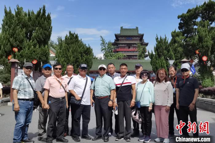 圖為臺灣新北市永和區(qū)里長聯(lián)誼會江西參訪團(tuán)一行在南昌滕王閣前合影?！×鴷缘?攝