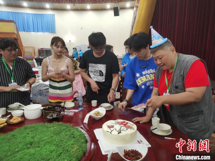 圖為內(nèi)蒙古臺(tái)辦為臺(tái)胞過生日?！±類燮?攝