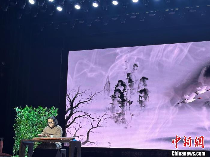 閩派古琴名家陳志強(qiáng)演奏一曲《流水》?！堺惥?攝