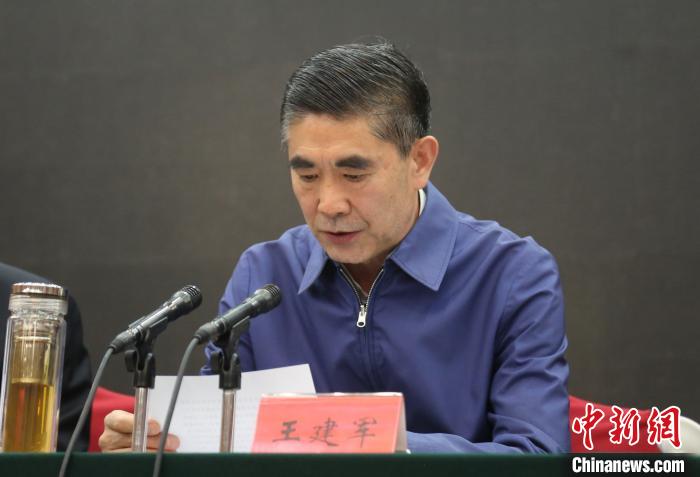 圖為青海省委書記王建軍出席會議并作講話?！?zhí)砀?攝