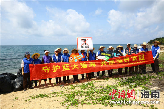 環(huán)保志愿者呼吁停止隨地扔垃圾、破壞環(huán)境等不文明行為。