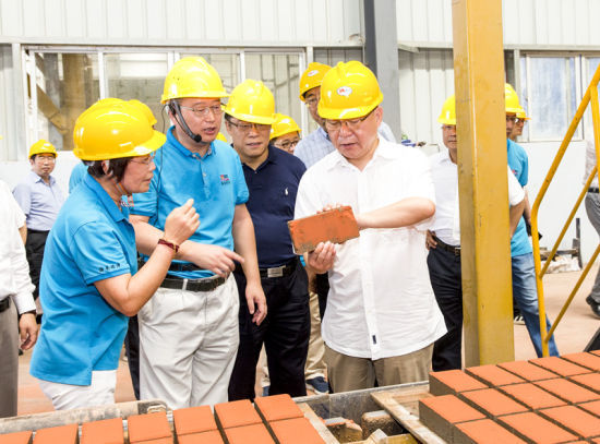 2019年6月21日下午，省長(zhǎng)沈曉明在三亞建筑廢棄物綜合利用廠，查看用建筑廢棄物綜合處理后制成的再生水泥磚。海南日?qǐng)?bào)記者 宋國強(qiáng) 攝