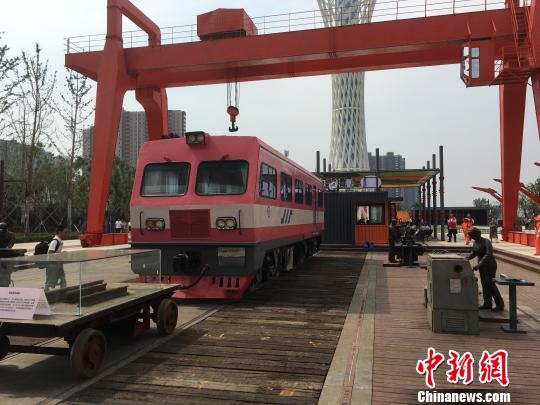 公園內(nèi)的火車車廂與貨場龍門吊等工業(yè)遺跡。　高紅超 攝