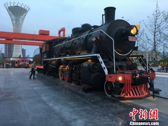 公園內(nèi)保留布置了蒸汽時(shí)代火車頭?！「呒t超 攝