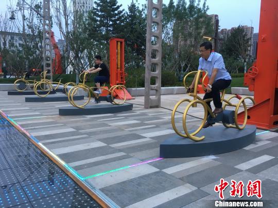 市民使用公園內(nèi)的健身設(shè)施?！「呒t超 攝