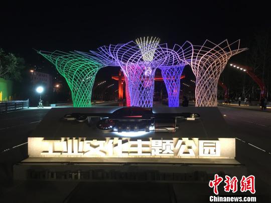 夜晚，奧運(yùn)“五色樹”的燈光?！「呒t超 攝