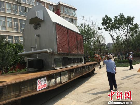 公園內(nèi)陳列著臥式蒸汽鍋爐等工業(yè)產(chǎn)品?！「呒t超 攝