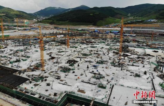 6月28日，航拍鏡頭下的河北張家口冬奧會太子城冰雪小鎮(zhèn)項(xiàng)目。太子城冰雪小鎮(zhèn)項(xiàng)目位于2022年冬奧會張家口賽區(qū)核心區(qū)，連接張家口賽區(qū)云頂和古楊樹兩個競賽場館群，建成后將承擔(dān)賽時核心區(qū)配套保障功能，提供冬奧頒獎、貴賓接待、交通換乘、休閑娛樂等服務(wù)，賽后將成為一座國際化四季度假小鎮(zhèn)。 中新社記者 楊艷敏 攝