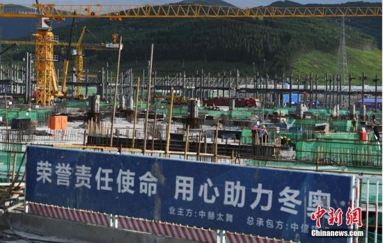 6月28日，河北張家口冬奧會太子城冰雪小鎮(zhèn)項(xiàng)目現(xiàn)場。太子城冰雪小鎮(zhèn)項(xiàng)目位于2022年冬奧會張家口賽區(qū)核心區(qū)，連接張家口賽區(qū)云頂和古楊樹兩個競賽場館群，建成后將承擔(dān)賽時核心區(qū)配套保障功能，提供冬奧頒獎、貴賓接待、交通換乘、休閑娛樂等服務(wù)，賽后將成為一座國際化四季度假小鎮(zhèn)。 中新社記者 楊艷敏 攝