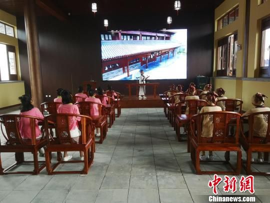 學(xué)生們?cè)诖笤瓡赫b讀國(guó)學(xué)經(jīng)典?！⊥貔i 攝