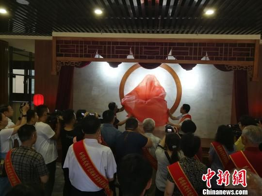 為董子石像揭幕?！⊥貔i 攝