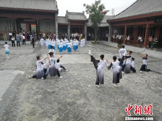 誦讀國(guó)學(xué)經(jīng)典展演?！⊥貔i 攝