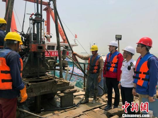 圖為勘察設(shè)計(jì)人員與常熟海事局執(zhí)法船在現(xiàn)場(chǎng)配合鉆探施工?！∥赫?攝
