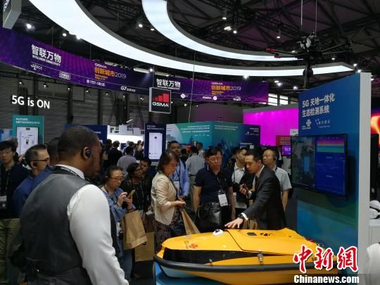 圖為現(xiàn)場(chǎng)人員講解5G“天地一體化”生態(tài)檢測(cè)系統(tǒng)?！∪伟厮?攝