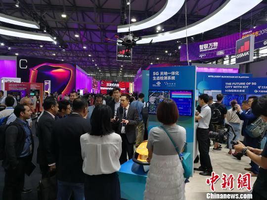 雄安新區(qū)展臺(tái)吸引不少眾多觀眾駐足關(guān)注?！∪伟厮?攝