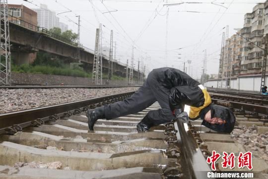 蘭州西工務(wù)段蘭州線路車間職工檢查線路幾何尺寸?！⊥豕廨x 攝