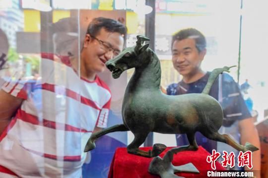 甘肅省博物館將榮登《國家寶藏》的文物銅奔馬和人頭形器口彩陶瓶搬到了絲路如意餐廳，讓顧客在餐廳內(nèi)就能近距離的和文物面對面?！＄娦?攝