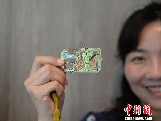 絲路主題餐廳內(nèi)推出的文創(chuàng)產(chǎn)品?！＄娦?攝