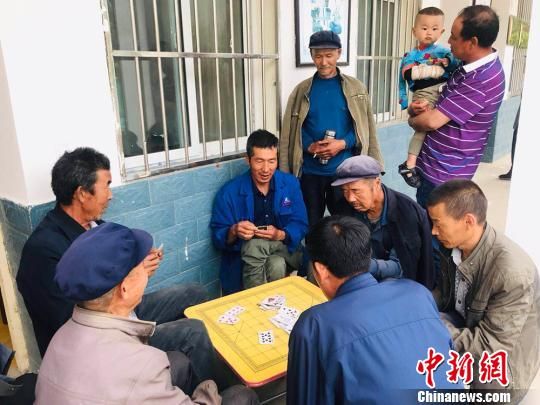 圖為老年人“興趣驛站”中的棋牌組。　艾慶龍 攝